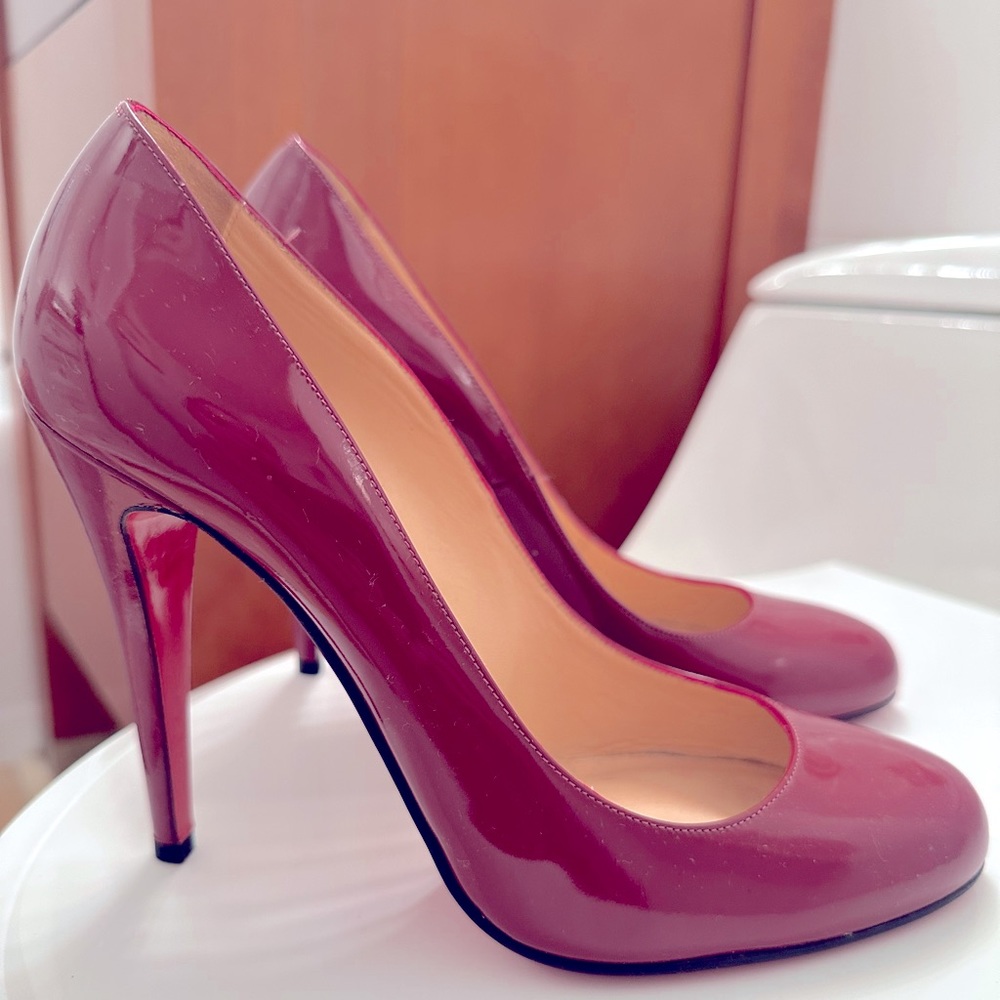 Christian Louboutin Pumps size 40 - PERFECT condition never worn. Heel is 4.5 in